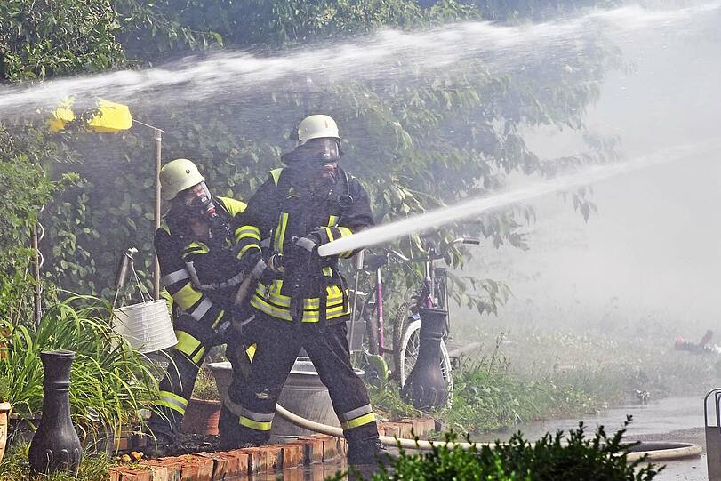 Die Lagerhalle in Markt Indersdorf ist komplett abgebrannt - wie es zu dem Feuer kam, ist aktuell noch unklar. Die Bilder vom Feuerwehreinsatz.