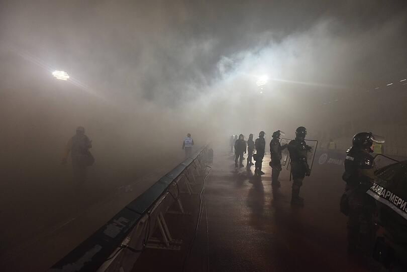 Wenn Fußball zur Nebensache wird: Beim Belgrader Derby zwischen Roter Stern und Partizan kam es zu heftigen Ausschreitungen. 17 Personen wurden dabei verletzt. Die Bilder.