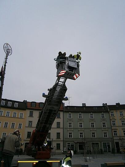 Die Feuerwehr hat am Hans-Mielich-Platz geholfen, damit das neue Kunstwerk aufgebaut werden kann.