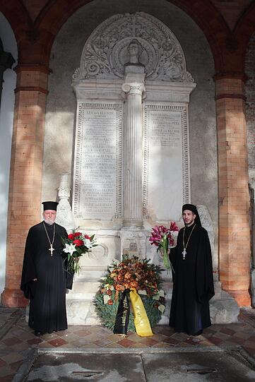 Apostolos Malamoussis und Peter Klitsch am Grab von Leo von Klenze auf dem Alten Südlichen Friedhof.