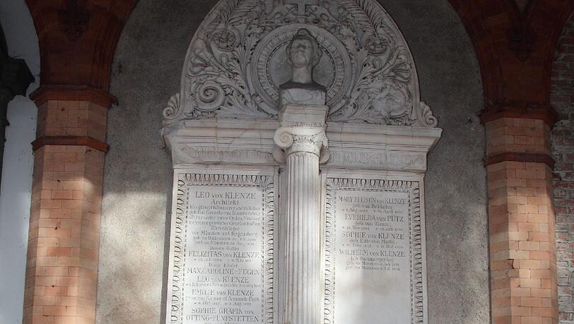 Apostolos Malamoussis und Peter Klitsch am Grab von Leo von Klenze auf dem Alten Südlichen Friedhof.