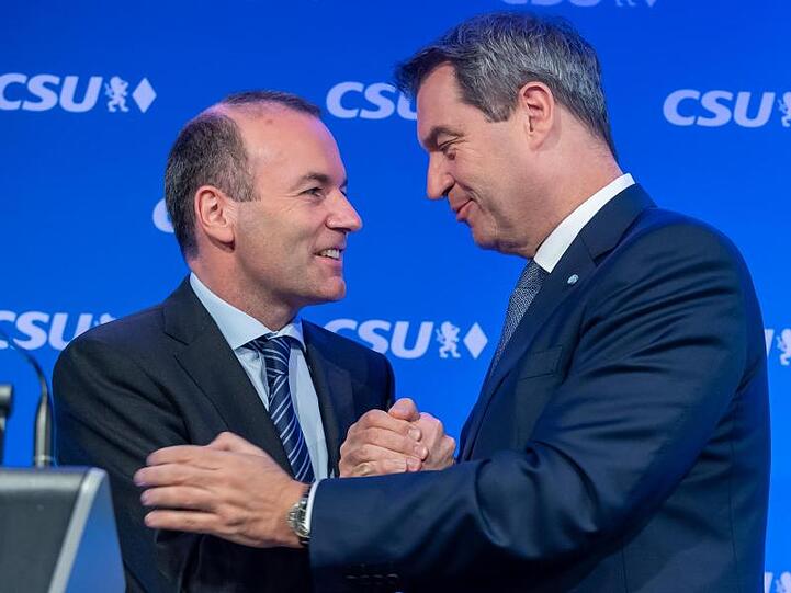 Manfred Weber (l.) und Markus Söder (beide CSU) geben sich in der Parteizentrale der CSU die Hand. Foto: Peter Kneffel/Archivbild