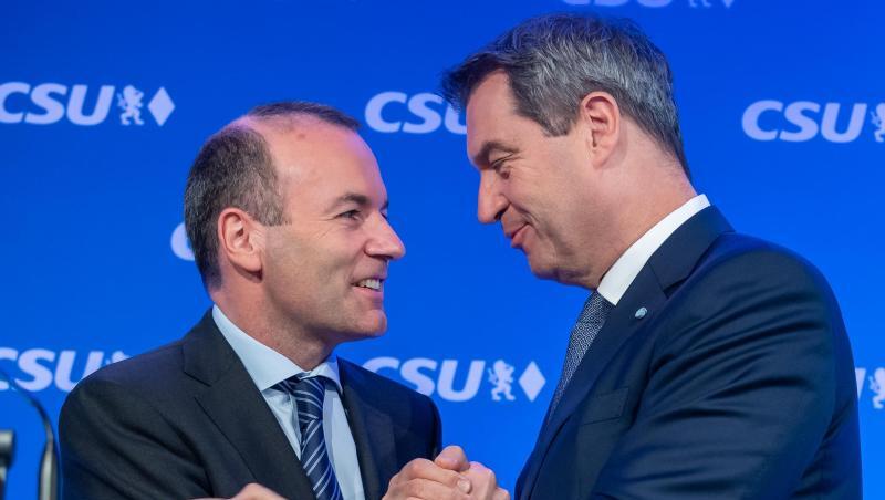 Manfred Weber (l.) und Markus Söder (beide CSU) geben sich in der Parteizentrale der CSU die Hand. Foto: Peter Kneffel/Archivbild Manfred Weber (l.) und Markus Söder (beide CSU) geben sich in der Parteizentrale der CSU die Hand. Foto: Peter Kneffel/Archivbild