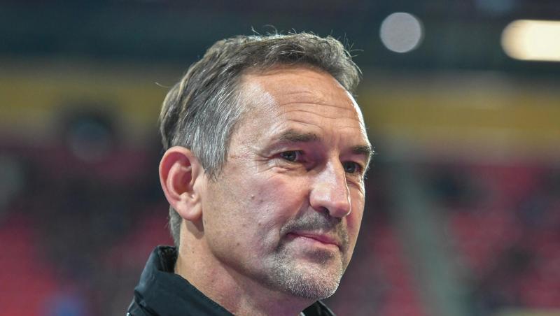 Trainer Achim Beierlorzer von Regensburg steht vor dem Spiel im Stadtion. Foto: Armin Weigel/Archiv