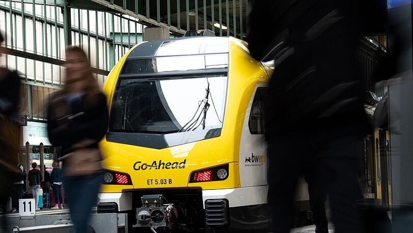 Ein Zug des Typs FLIRT des Zugbetreibers Go-Ahead steht am Stuttgarter Hauptbahnhof.