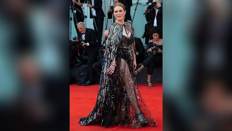 Julianne Moore war mit ihrem Look der Hingucker des Abends bei der Eröffnung der 79. Filmfestspiele von Venedig.