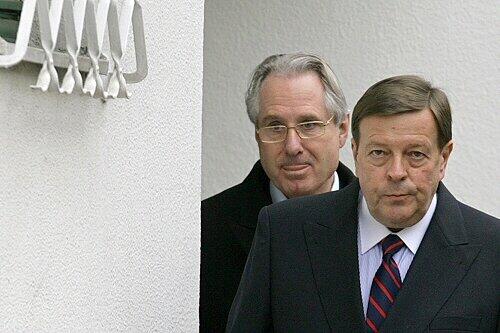 Klaus Zumwinkel hinter seinem Anwalt Hanns Feigen