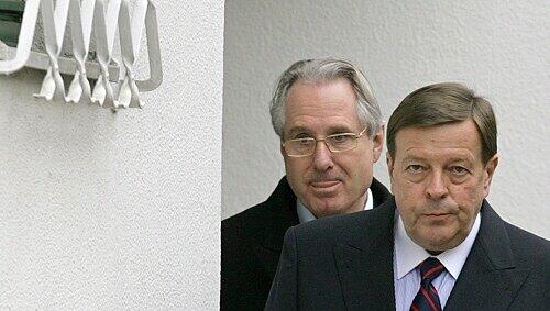 Klaus Zumwinkel hinter seinem Anwalt Hanns Feigen Klaus Zumwinkel hinter seinem Anwalt Hanns Feigen