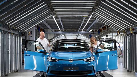 Ein neuer VW ID.3 im Volkswagen-Werk Zwickau. Für ihre Berechnung der CO2-Emissionen bei der Reparatur von Unfallwagen legten die Studienautoren den Einbau einer neuen Vordertür des Elektroautos zugrunde.