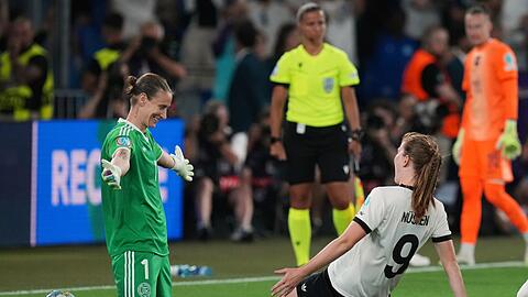 Kommt in meine Arme: Ann-Katrin Berger feiert den Sieg im Elfmeterschie&szlig;en.