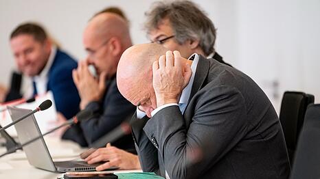 Die BSW-Fraktion in Brandenburg steckt in der Krise. Finanzminister Robert Crumbach (BSW, ganz rechts) spricht von einer "schwierigen Situation".