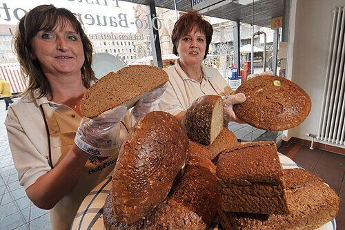 Corinna Klawin (li.) und Ellen Dresse verkaufen die Pfisterbrote in der Filiale am Nürnberger Hauptmarkt. Gebacken werden die Bio-Brote jedoch weiterhin in München.