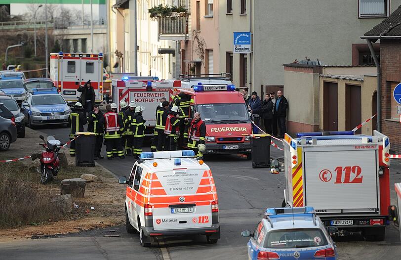 Bei Baggerarbeiten in Euskirchen in der Nähe von Bonn ist eine Weltkriegs-Bombe explodiert. Der Baggerfahrer kam
ums Leben. Bilder vom Unglücksort.