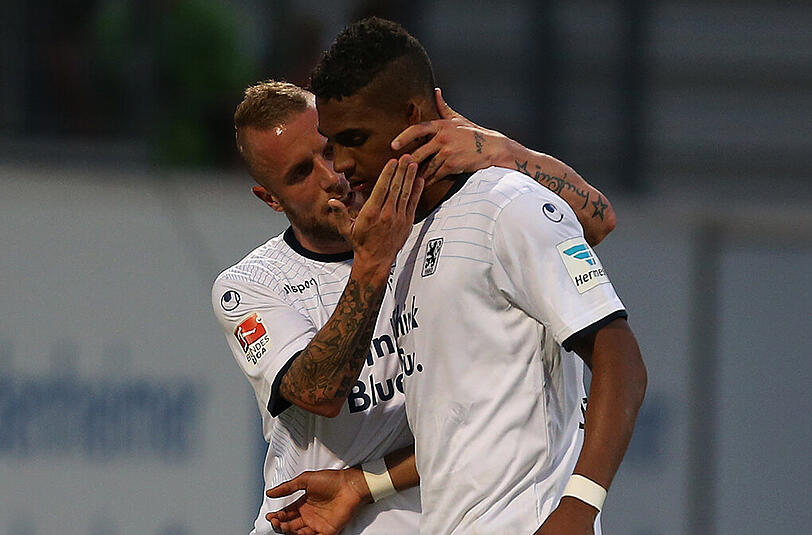 ...dann verpasste er auch noch in der Schluss-Sekunde trotz Riesen-Kopfballchance, weil Heidenheims Keeper Zimmermann den Hausherren mit einem Relex das Unentschieden rettete. Daniel Adlung (l.) tröstete den doppelten Unglücksraben Okotie.