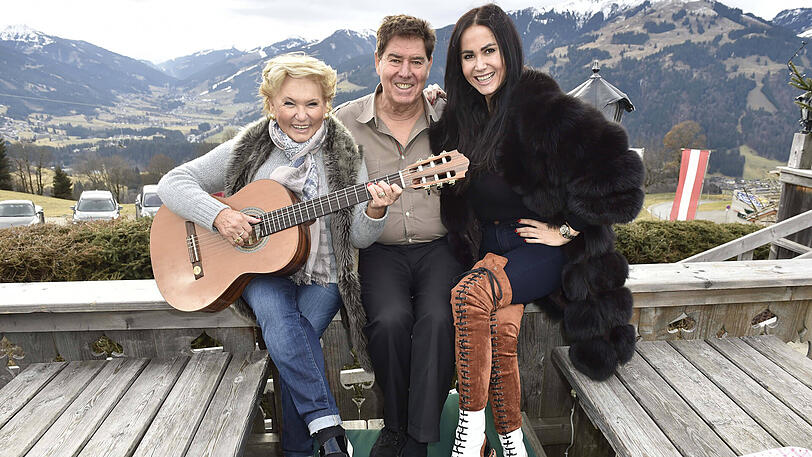 Wirtin Rosi Schipflinger (l.) mit ihrem Stammgast Jack White und dessen Frau Rafaella.
