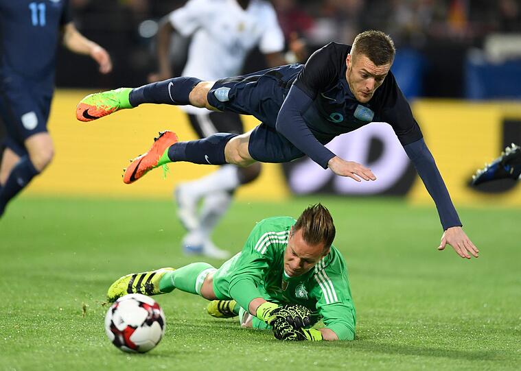 Marc-André ter Stegen - NOTE 2: Der Keeper des FC Barcelona, die Nummer zwei hinter Neuer, parierte stark im Eins-gegen-Eins bei Allis Schuss (41.) und hielt im neunten Länderspiel alles, was auf seinen Kasten kam.