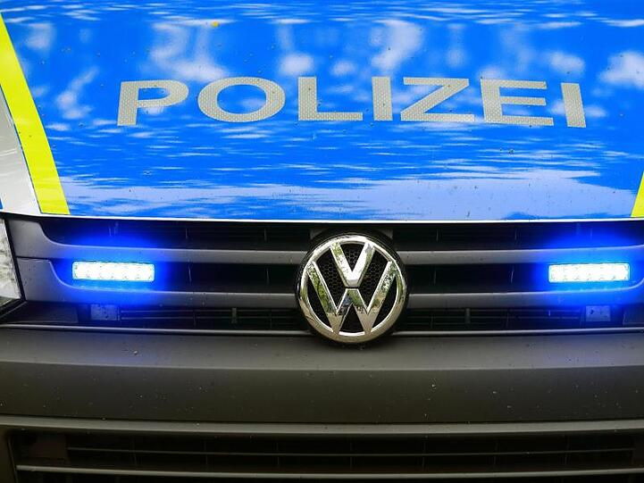 Ein Fahrzeug der Polizei ist im Einsatz. Foto: Jens Wolf/zb/dpa/Symbolbild