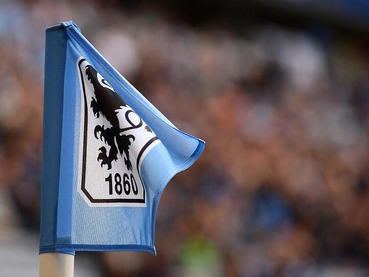 Die Eckfahne trägt das Logo des TSV 1860 München. Foto: picture alliance / dpa/Archivbild