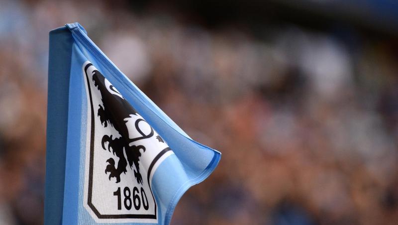 Die Eckfahne trägt das Logo des TSV 1860 München. Foto: picture alliance / dpa/Archivbild Die Eckfahne trägt das Logo des TSV 1860 München. Foto: picture alliance / dpa/Archivbild