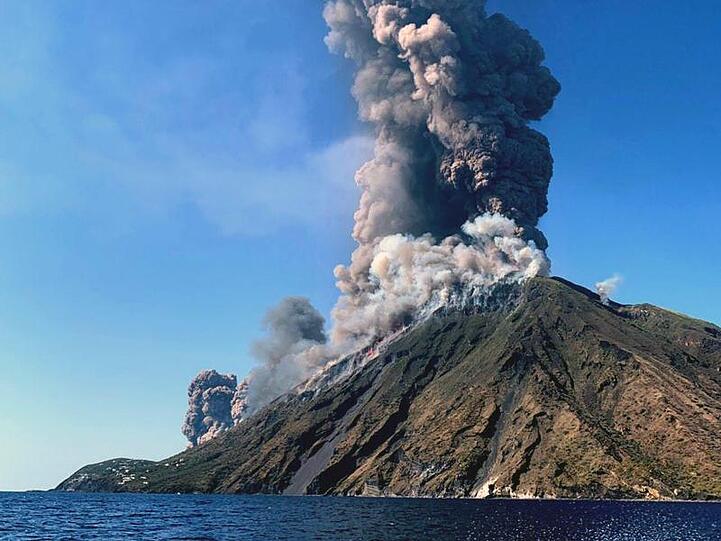 Rauchschwaden steigen vom Vulkan Stromboli auf.