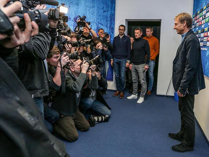 Herthas neuer Trainer Jürgen Klinsmann (r) posiert bei seiner Vorstellung für die Fotografen.
