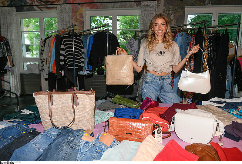 Cathy Hummels inmitten ihrer Taschen, die sie verkauft.