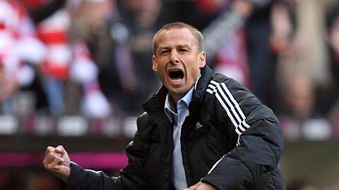 Emotionsbolzen an der Seitenlinie: Bayern-Trainer Jürgen Klinsmann.