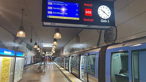 Der Bahnsteig im U-Bahnhof Moosach.