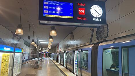 Der Bahnsteig im U-Bahnhof Moosach.