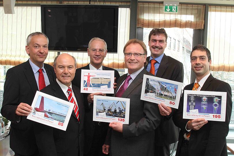 Nordbayernpost-Geschäftsführer Harald Koch (2. von links) überreicht Reto Manitz (Flughafen), OB Siegfried Balleis (Erlangen), Harald Leupold (Hafen), Peter Ottmann (Messe) und Norman Uhlmann (Fraunhofer-Institut, von links) ihre neuen Briefmarken.