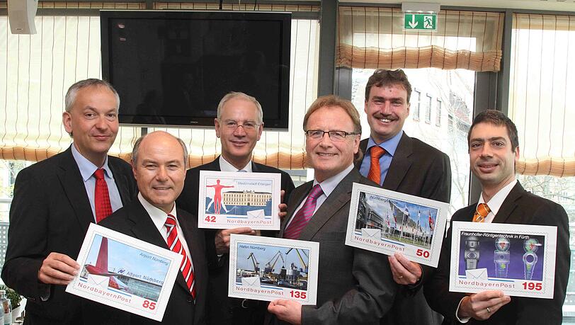 Nordbayernpost-Geschäftsführer Harald Koch (2. von links) überreicht Reto Manitz (Flughafen), OB Siegfried Balleis (Erlangen), Harald Leupold (Hafen), Peter Ottmann (Messe) und Norman Uhlmann (Fraunhofer-Institut, von links) ihre neuen Briefmarken. Nordbayernpost-Geschäftsführer Harald Koch (2. von links) überreicht Reto Manitz (Flughafen), OB Siegfried Balleis (Erlangen), Harald Leupold (Hafen), Peter Ottmann (Messe) und Norman Uhlmann (Fraunhofer-Institut, von links) ihre neuen Briefmarken.