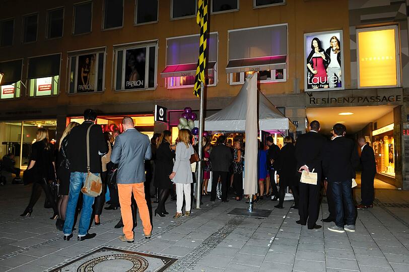 Lange Schlange vor dem neuen Laurel-Store in der Theatinerstraße.