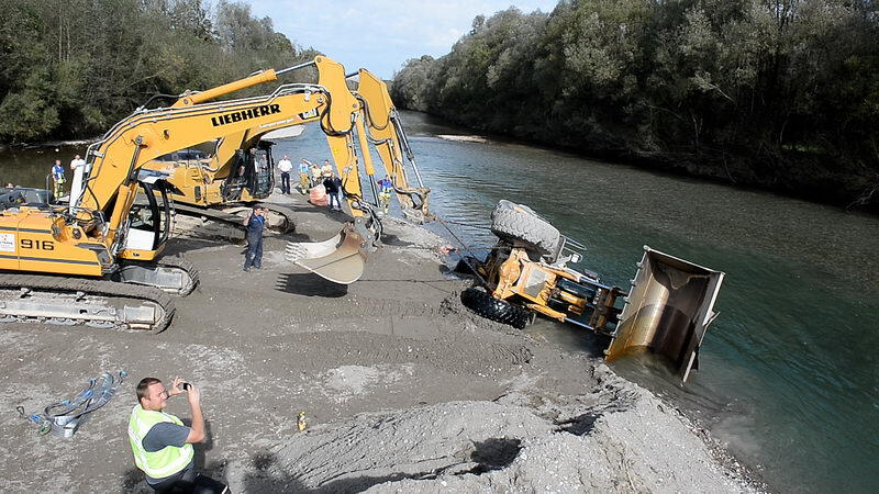 An einer Kies-Entnahmestelle am Fluss Tiroler Achen ereignete sich der schwere Unfall.