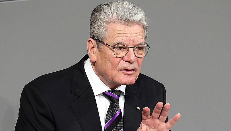 Letztes Jahr forderte der Bundespräsident, "den Einsatz militärischer Mittel als letztes Mittel nicht von vornherein zu verwerfen" Letztes Jahr forderte der Bundespräsident, "den Einsatz militärischer Mittel als letztes Mittel nicht von vornherein zu verwerfen"