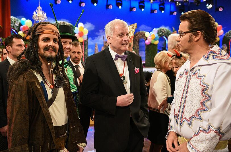 Der bayerische Ministerpräsident, Horst Seehofer (CSU, M) unterhält sich auf der Fastnacht in Franken mit Florian Pronold, Landesvorsitzender der Bayern-SPD (r) und Markus Rinderspacher, Fraktionsvorsitzender der Bayern-SPD (l).