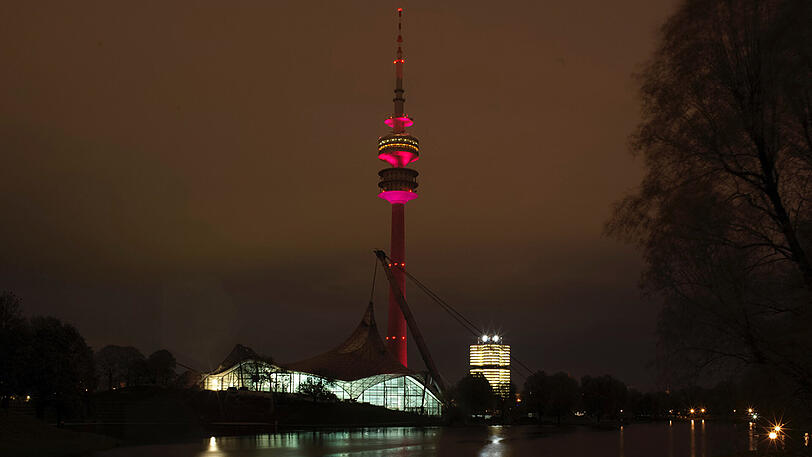 Der Olympiaturm am Montagabend.