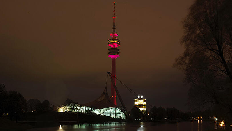 Der Olympiaturm am Montagabend. Der Olympiaturm am Montagabend.