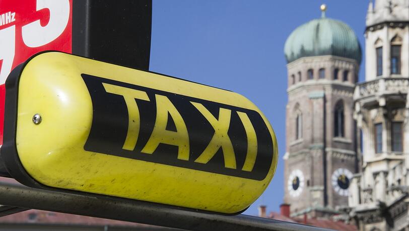 Die Taxlerin ist am hellichten Tag überfallen worden. (Symbolbild)