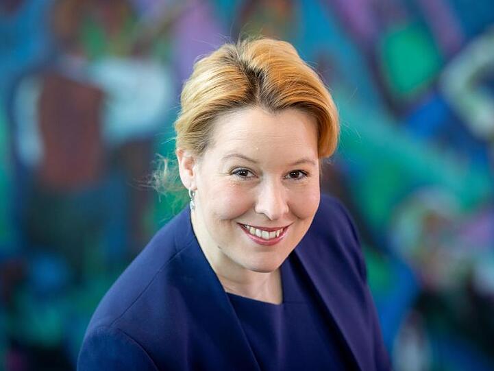 Franziska Giffey will sich für Altersangaben einsetzen, um Kinder vor gefährlichen Inhalten in Apps zu schützen.
