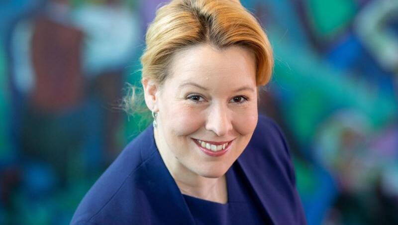 Franziska Giffey will sich für Altersangaben einsetzen, um Kinder vor gefährlichen Inhalten in Apps zu schützen. Franziska Giffey will sich für Altersangaben einsetzen, um Kinder vor gefährlichen Inhalten in Apps zu schützen.