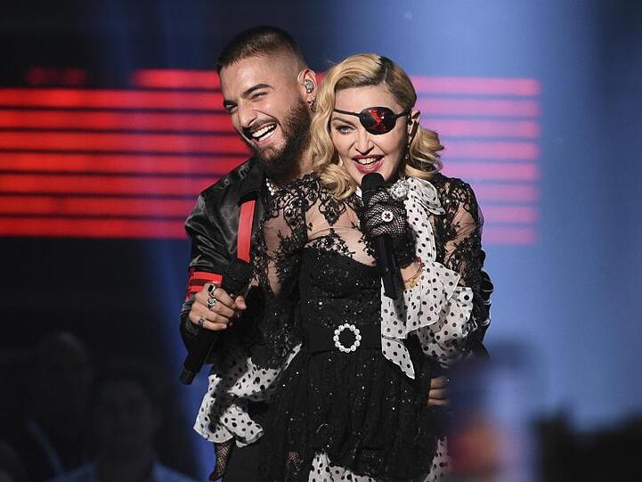 Maluma und Madonna treten bei den Billboard Music Awards in der MGM Grand Garden Arena in Las Vegas auf.