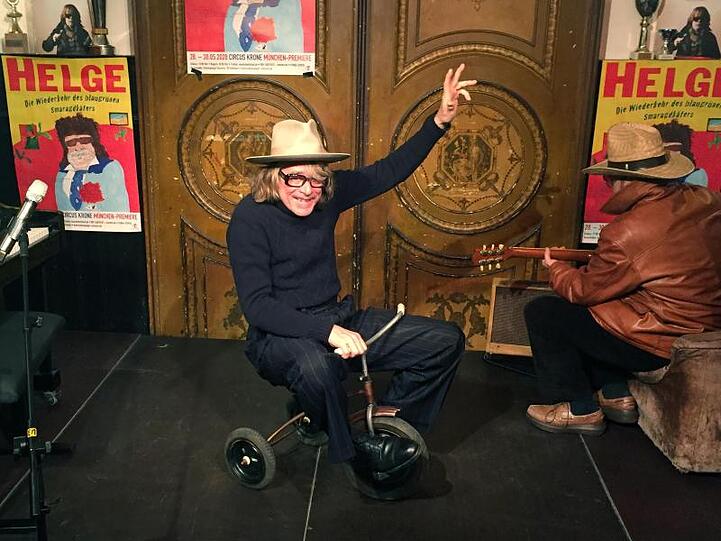 Helge Schneider stellt in München seine Tour mit dem geheimnisvollen Titel "Die Wiederkehr des blaugrünen Smaragdkäfers" vor.