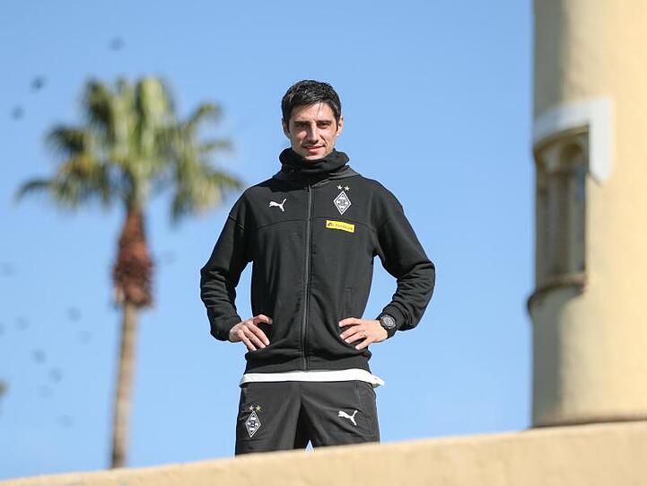 Der Gladbacher Kapitän Lars Stindl steht auf einer Terrasse im Montecastillo Barceló Golf Club vor einer Palme. Foto: Friso Gentsch/Archivbild