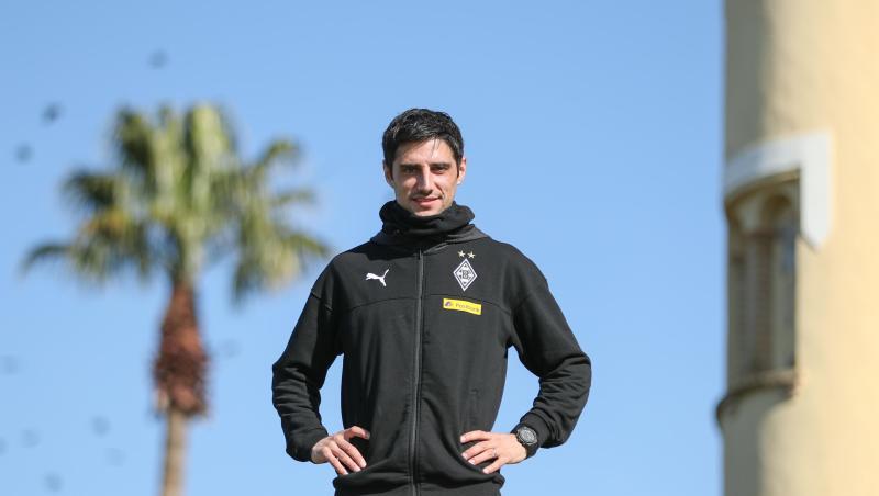 Der Gladbacher Kapitän Lars Stindl steht auf einer Terrasse im Montecastillo Barceló Golf Club vor einer Palme. Foto: Friso Gentsch/Archivbild Der Gladbacher Kapitän Lars Stindl steht auf einer Terrasse im Montecastillo Barceló Golf Club vor einer Palme. Foto: Friso Gentsch/Archivbild