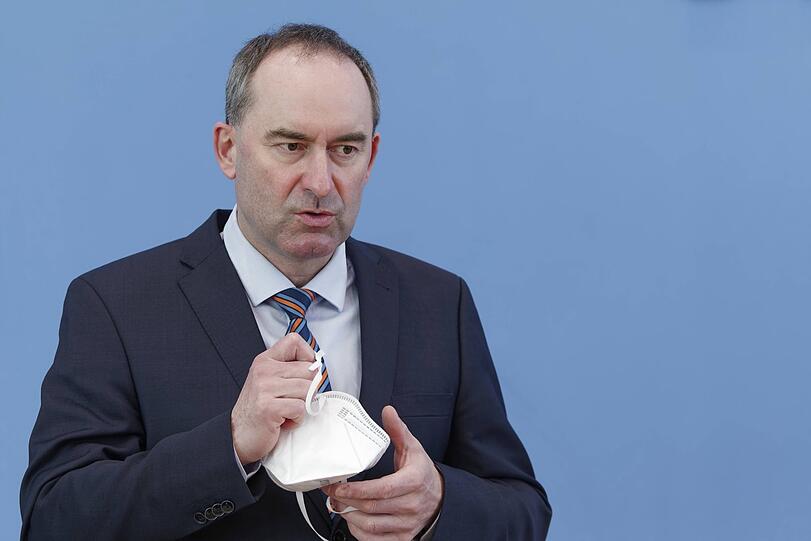 Gefälschte Masken-Zertifikate: Hubert Aiwanger leitete sie ans LGL weiter.