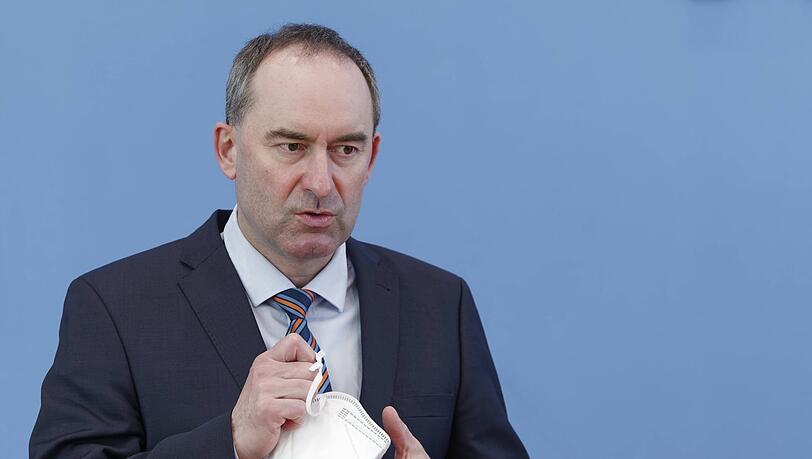 Offenbar haben sich nicht nur CSU-Mitglieder an der Corona-Krise bereichert, sondern auch ein Mandatsträger von Hubert Aiwangers Partei. Offenbar haben sich nicht nur CSU-Mitglieder an der Corona-Krise bereichert, sondern auch ein Mandatsträger von Hubert Aiwangers Partei.