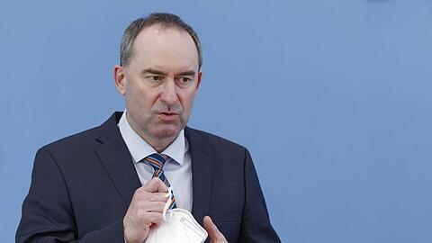 Gefälschte Masken-Zertifikate: Hubert Aiwanger leitete sie ans LGL weiter.