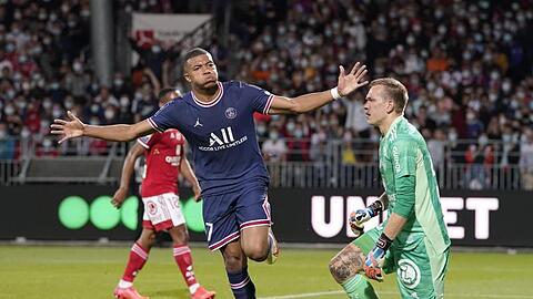 Ein möglicher Wechsel von Kylian Mbappé (M.) steht noch im Raum.