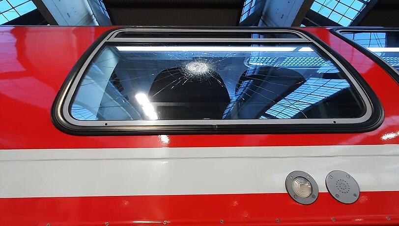 Eine zersplitterte Scheibe am Doppelstockwaggon.