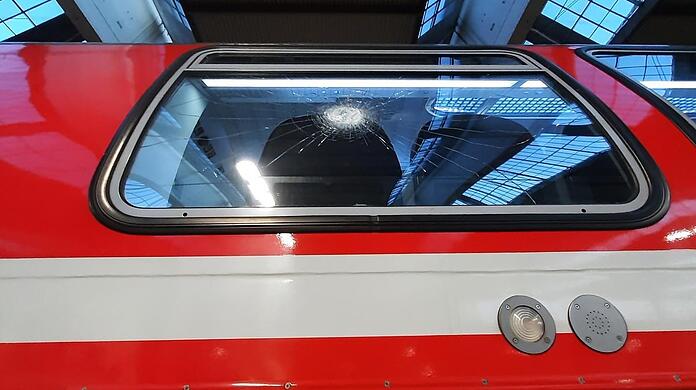 Eine zersplitterte Scheibe am Doppelstockwaggon.